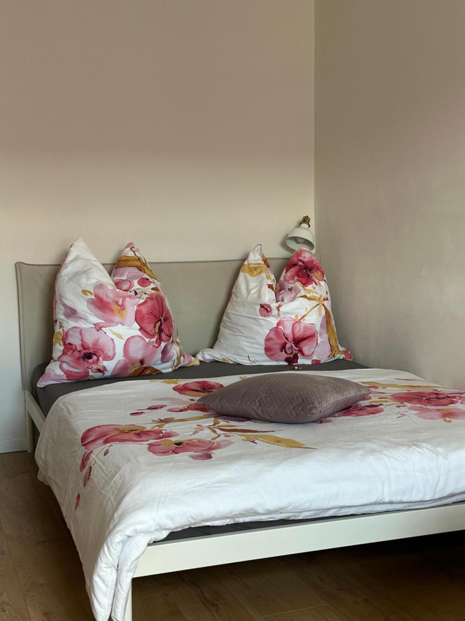 Schoene Neue 4 Zimmer Wohnung Mit Sued-Balkon Bis 8 Personen Naumburg  Exterior foto